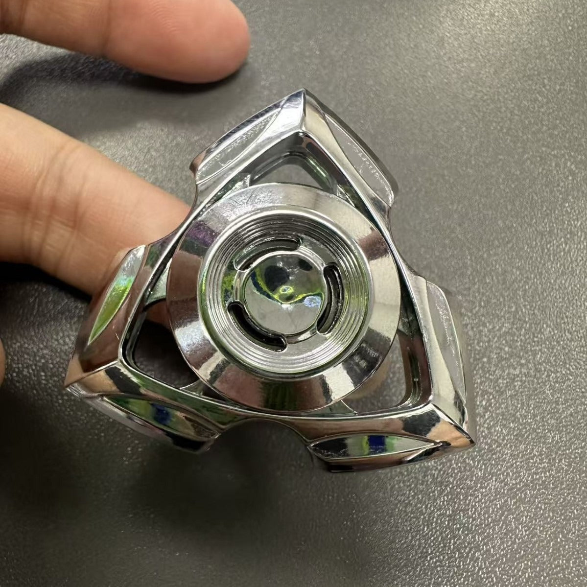 The Three-leaf Fingertip Top Spin: A Great Way for Adults to Reduce Stress