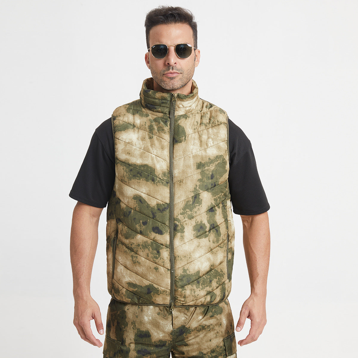 Camouflage vest windproof and cold-resistant, wearable inside or outside for warmth.